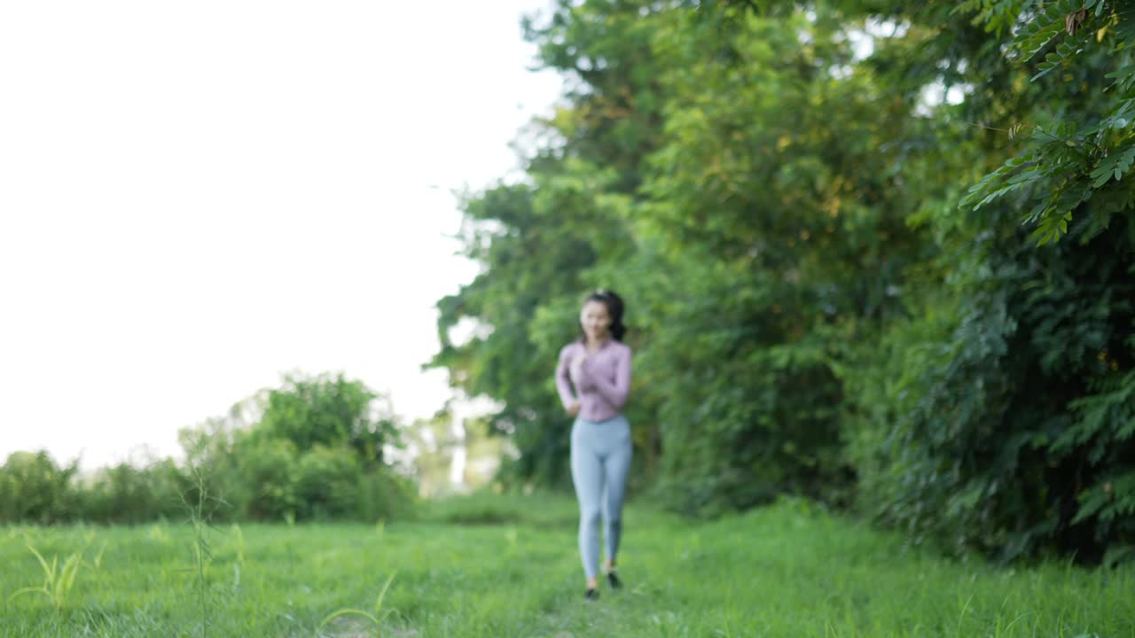 亚洲年轻女子跑和打破视频素材