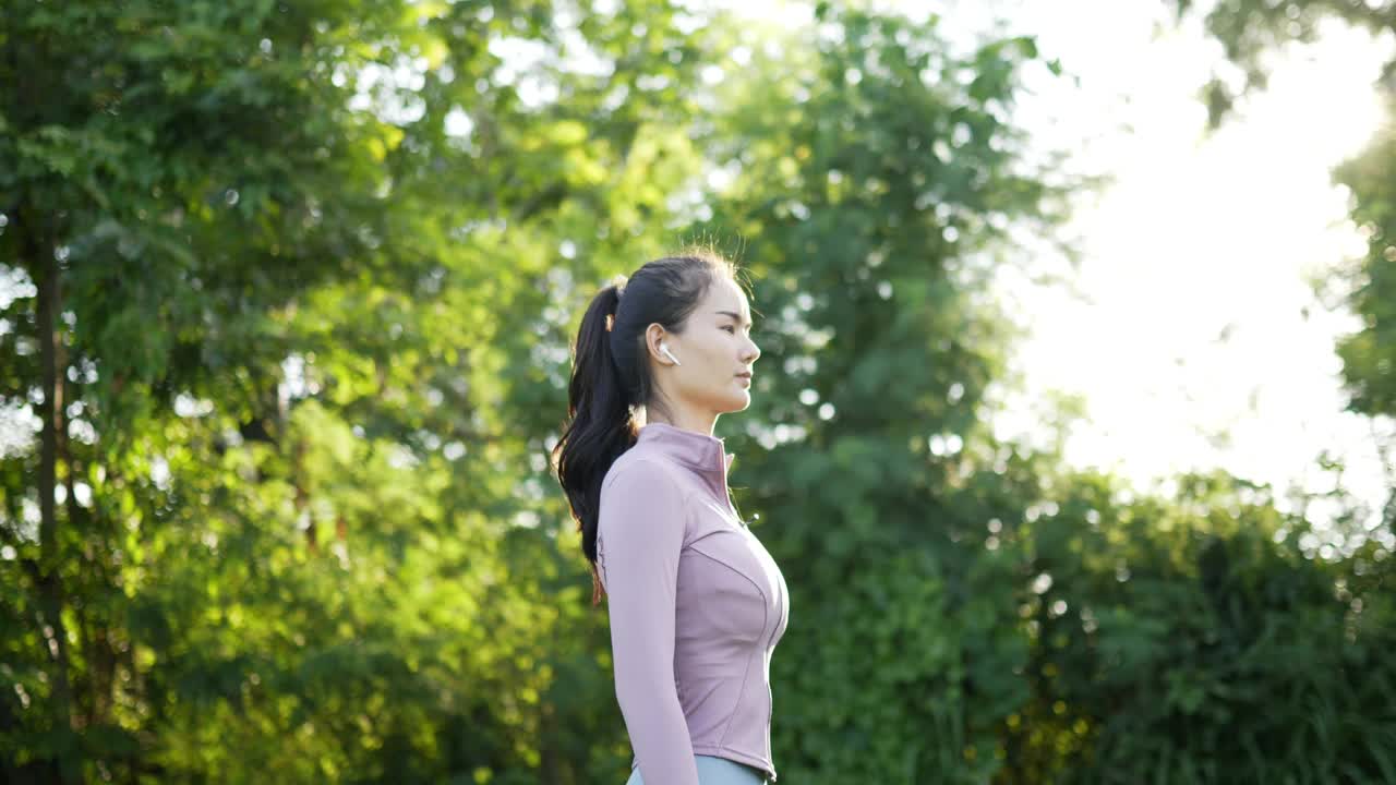 女人在花园里暖身视频素材