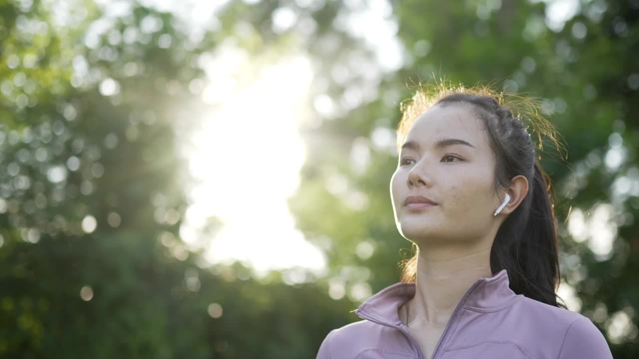 女人在花园里暖身视频素材