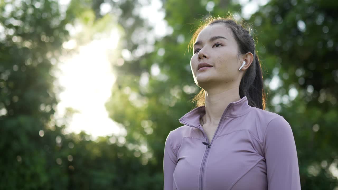 女人在花园里暖身视频素材