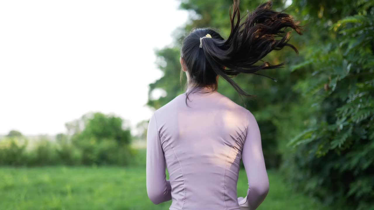 亚洲年轻女子跑步视频素材