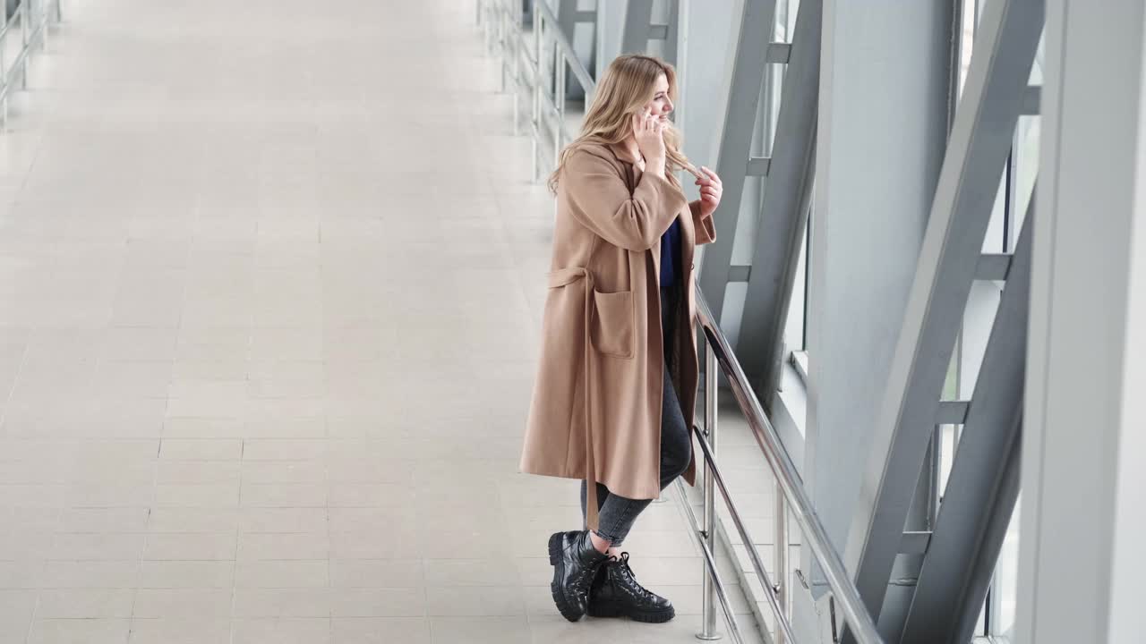 城市电话呼叫移动通讯肥胖妇女视频素材