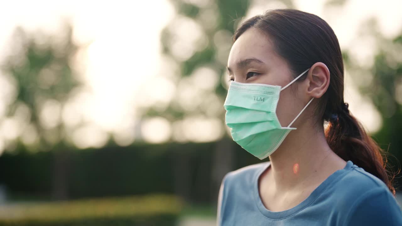 亚洲女人呼吸新鲜空气视频素材