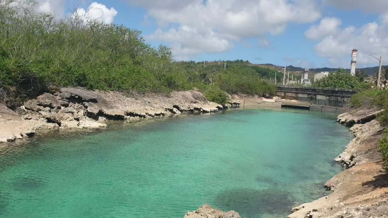 令人放松的绿松石般的海水和平静的海浪视频素材