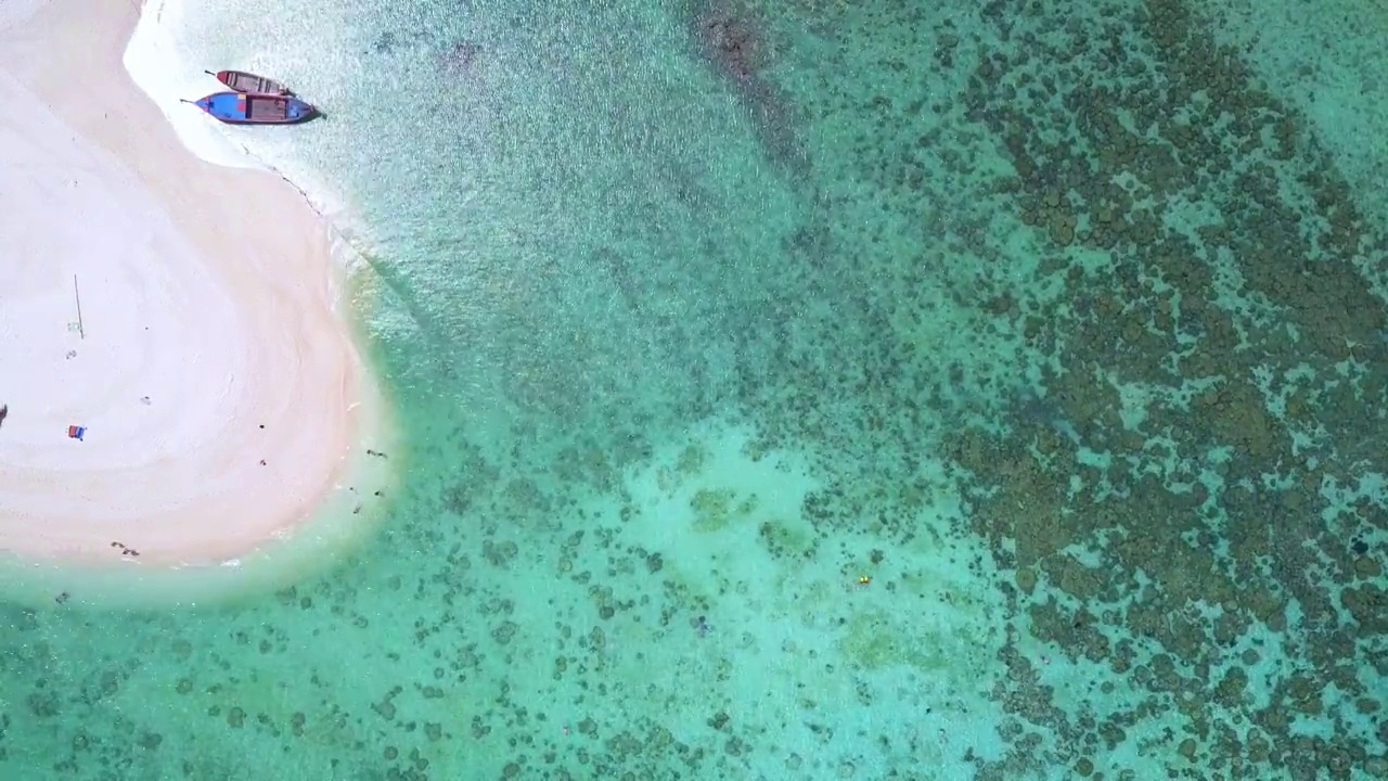 鸟瞰，夏日五彩缤纷的海景，令人惊叹的热带曲线海滩。视频素材