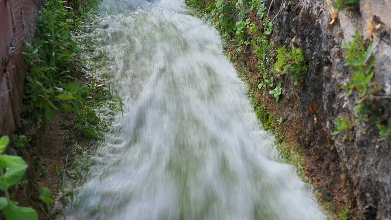 农田灌溉渠内循环的水。视频素材