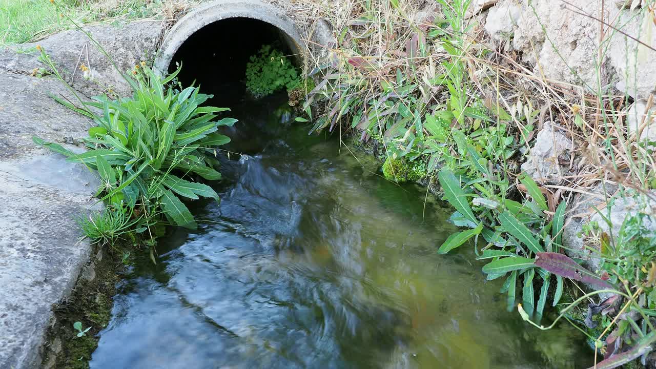 农田灌溉渠内循环的水。视频素材