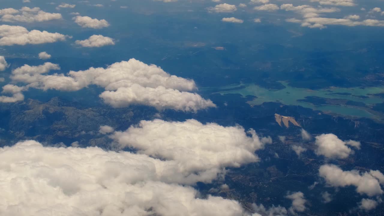 飞机飞行。从飞机的窗户看。飞机,飞机。乘飞机旅行。4 k。令人惊叹的蓬松的云在天空中轻轻地移动鸟瞰图视频素材