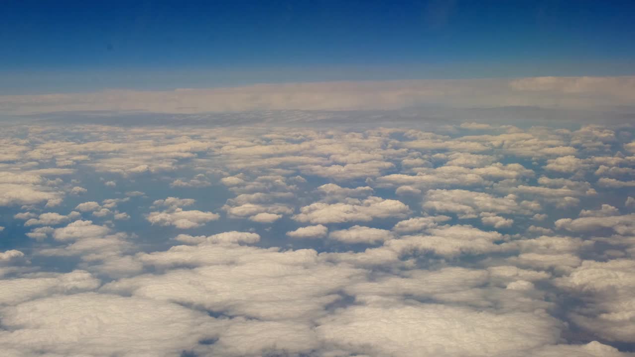 飞机飞行。从飞机的窗户看。飞机,飞机。乘飞机旅行。4 k。令人惊叹的蓬松的云在天空中轻轻地移动鸟瞰图视频素材