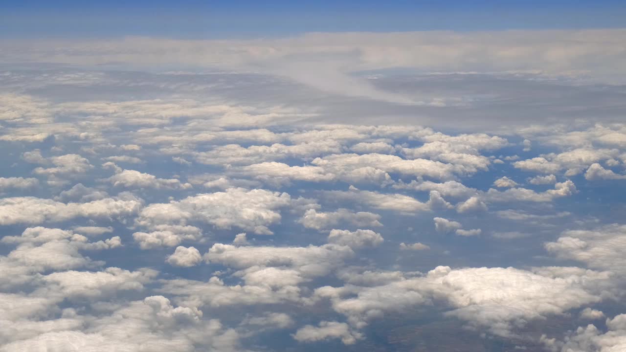 飞机飞行。从飞机的窗户看。飞机,飞机。乘飞机旅行。4 k。令人惊叹的蓬松的云在天空中轻轻地移动鸟瞰图视频素材