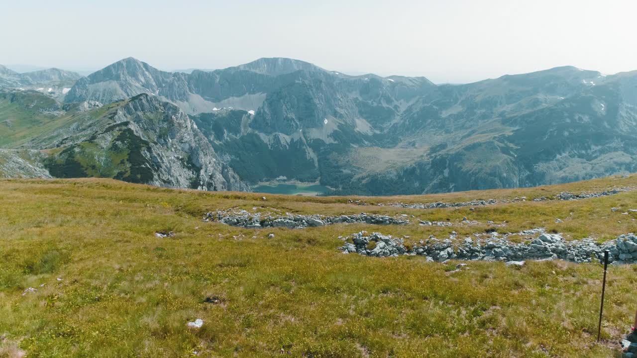 山顶上的徒步旅行者视频素材