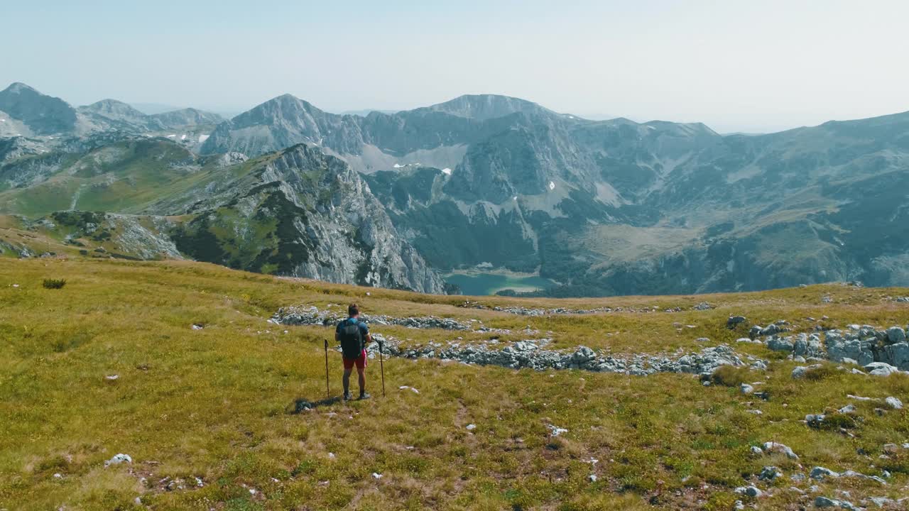 山顶上的徒步旅行者视频素材