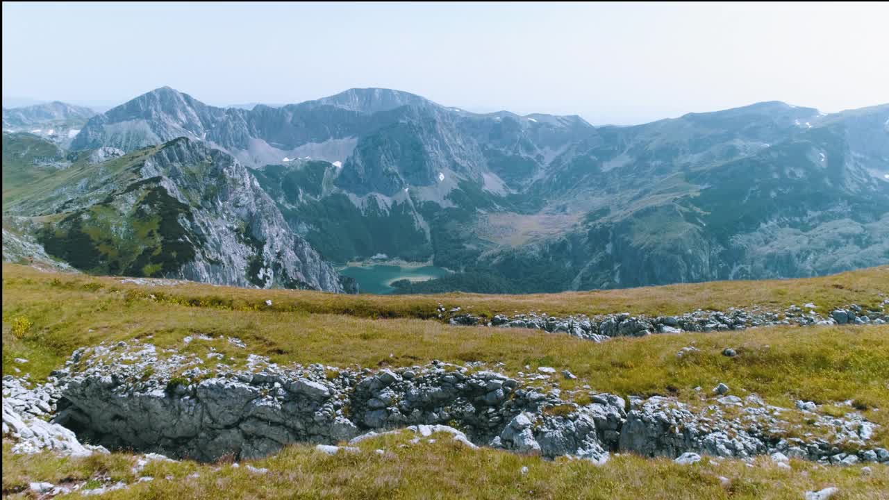 山顶上的徒步旅行者视频素材