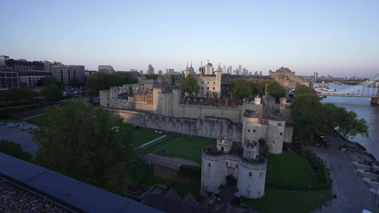 伦敦塔，塔桥和市政厅在日落时从三码头，伦敦，英格兰，英国，欧洲视频素材