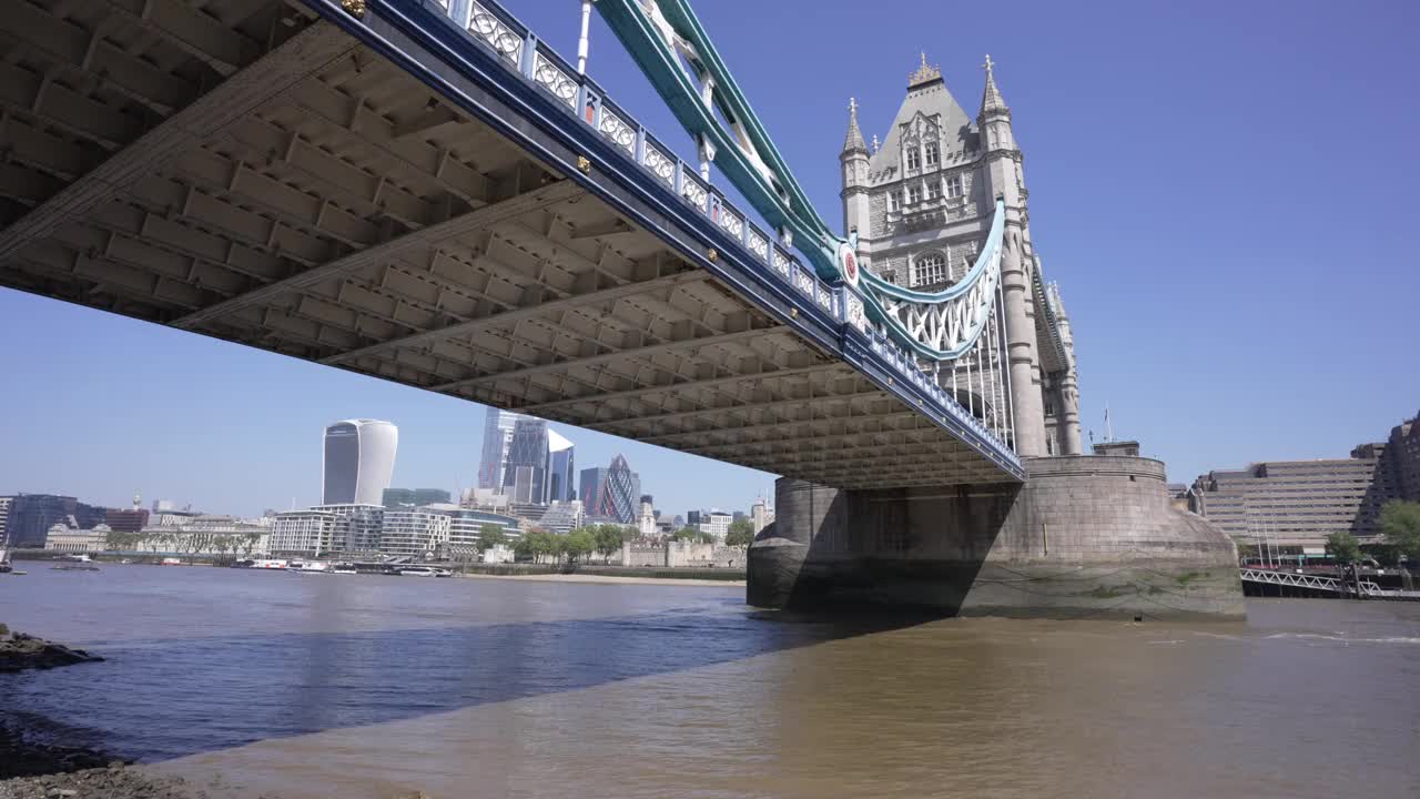 塔桥从河床下面，以伦敦市为背景，伦敦，英格兰，英国，欧洲视频素材