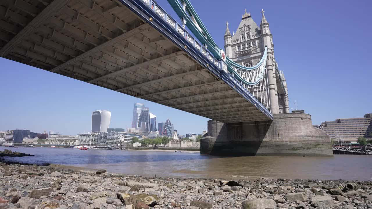 塔桥从河床下面，以伦敦市为背景，伦敦，英格兰，英国，欧洲视频素材