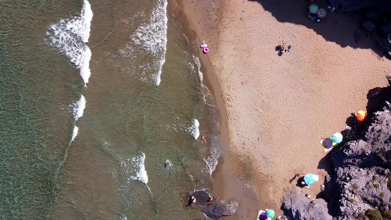 无人机拍摄的空中野生海滩海岸线。视频素材