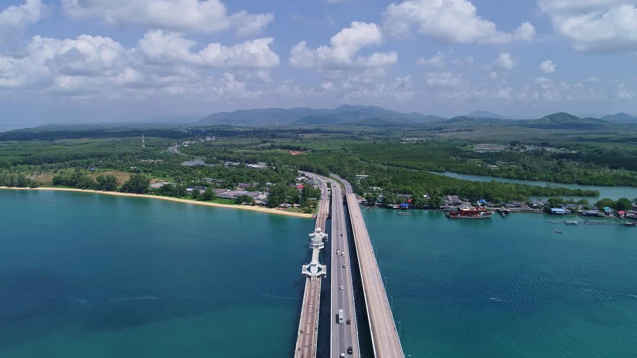 无人机拍摄的泰国普吉岛嘉乐新大桥运输镜头背景和旅行季节的概念视频素材