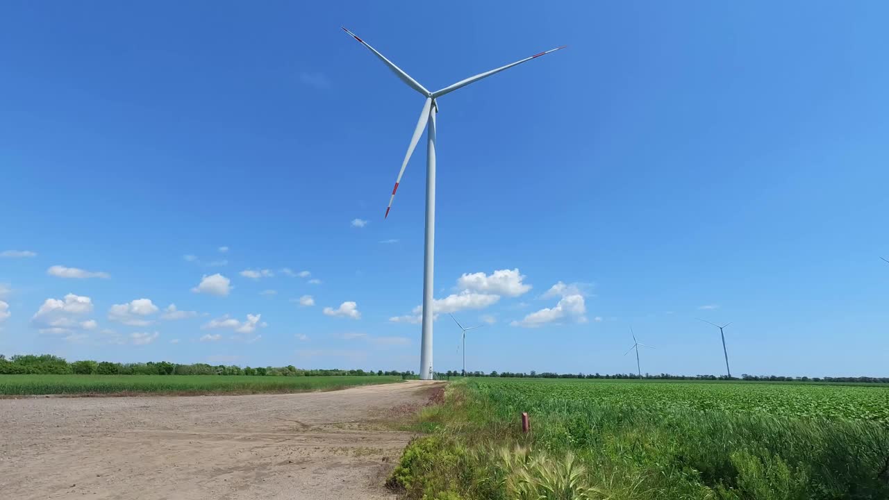 电动风车与长叶片近距离。用于发电的风力涡轮机。视频素材