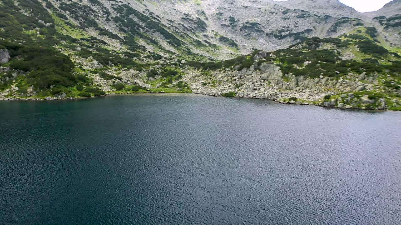 飞越波波沃湖，这是一个冰川湖，位于保加利亚皮林山脉的北部。视频素材