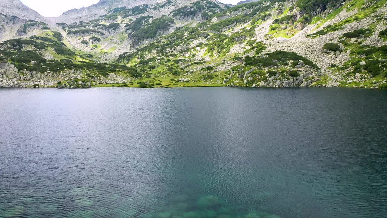 飞越波波沃湖，这是一个冰川湖，位于保加利亚皮林山脉的北部。视频素材