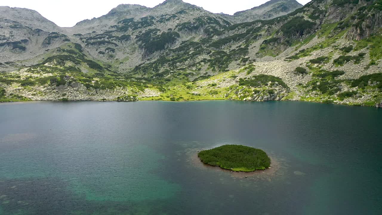 飞越波波沃湖，这是一个冰川湖，位于保加利亚皮林山脉的北部。视频素材