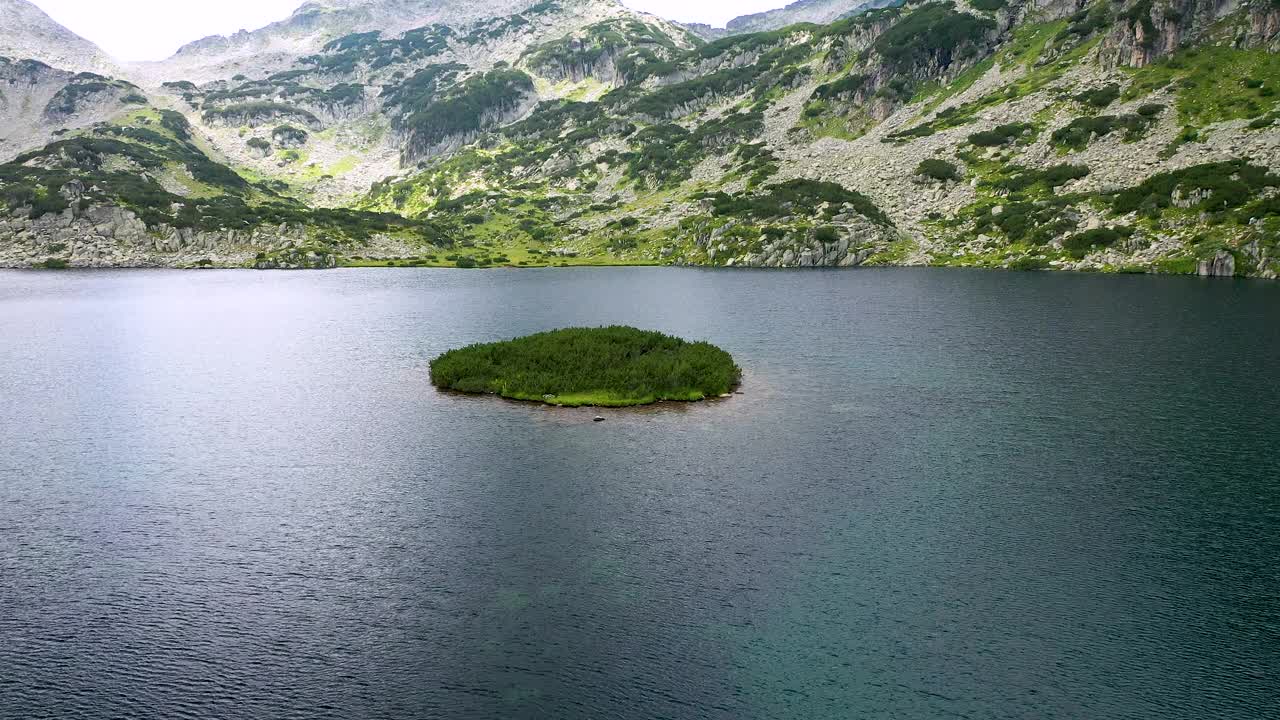 飞越波波沃湖，这是一个冰川湖，位于保加利亚皮林山脉的北部。视频素材