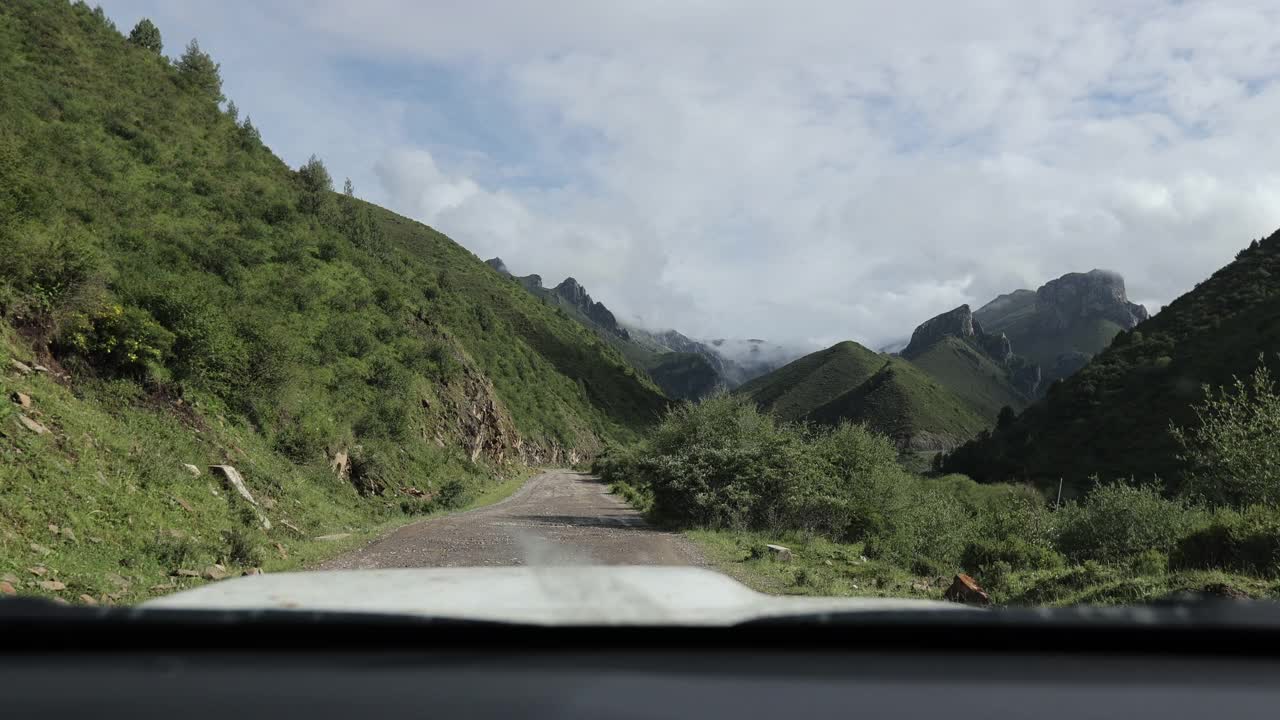 在山路上开车视频素材