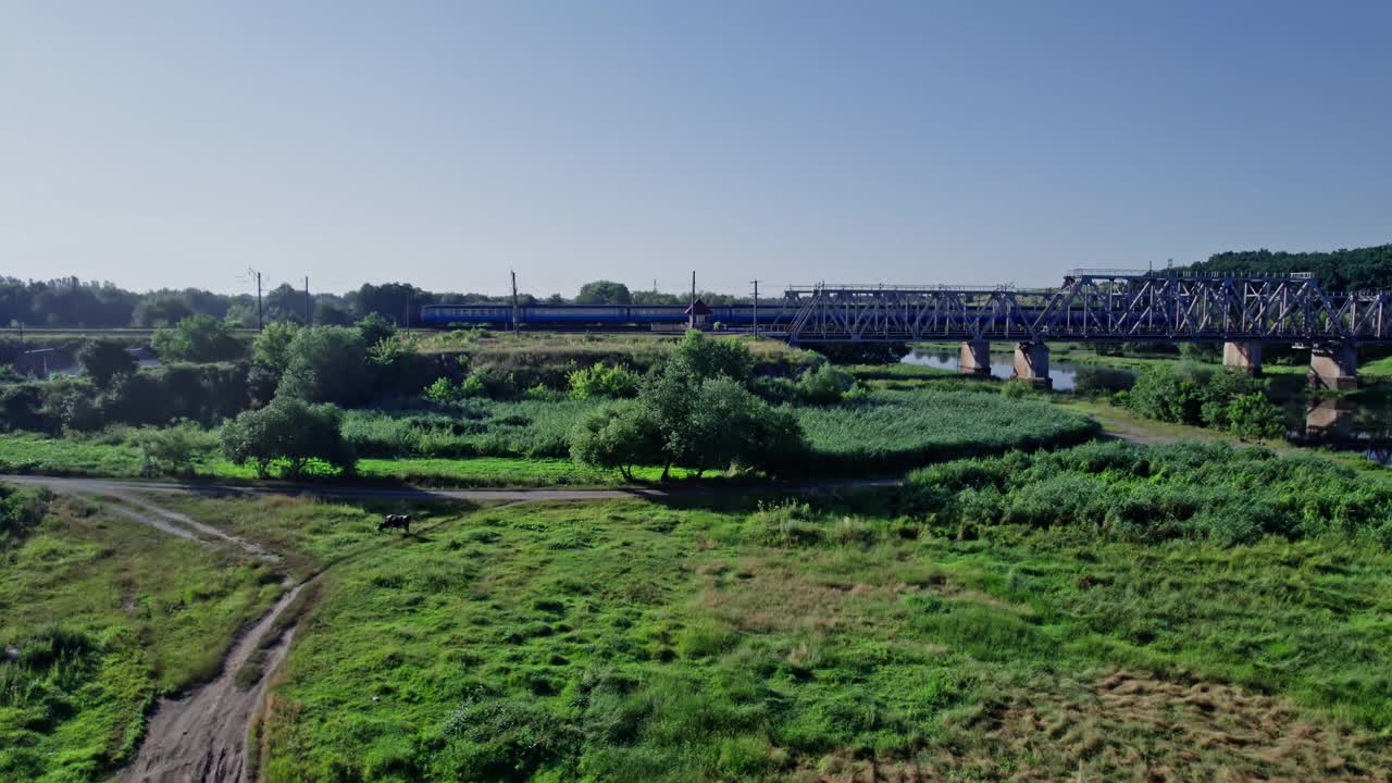 河上铁路桥鸟瞰图视频素材