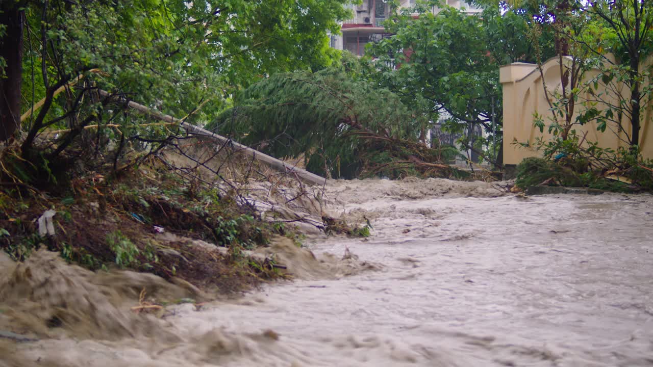 由于洪水而产生的泥浆水流视频素材