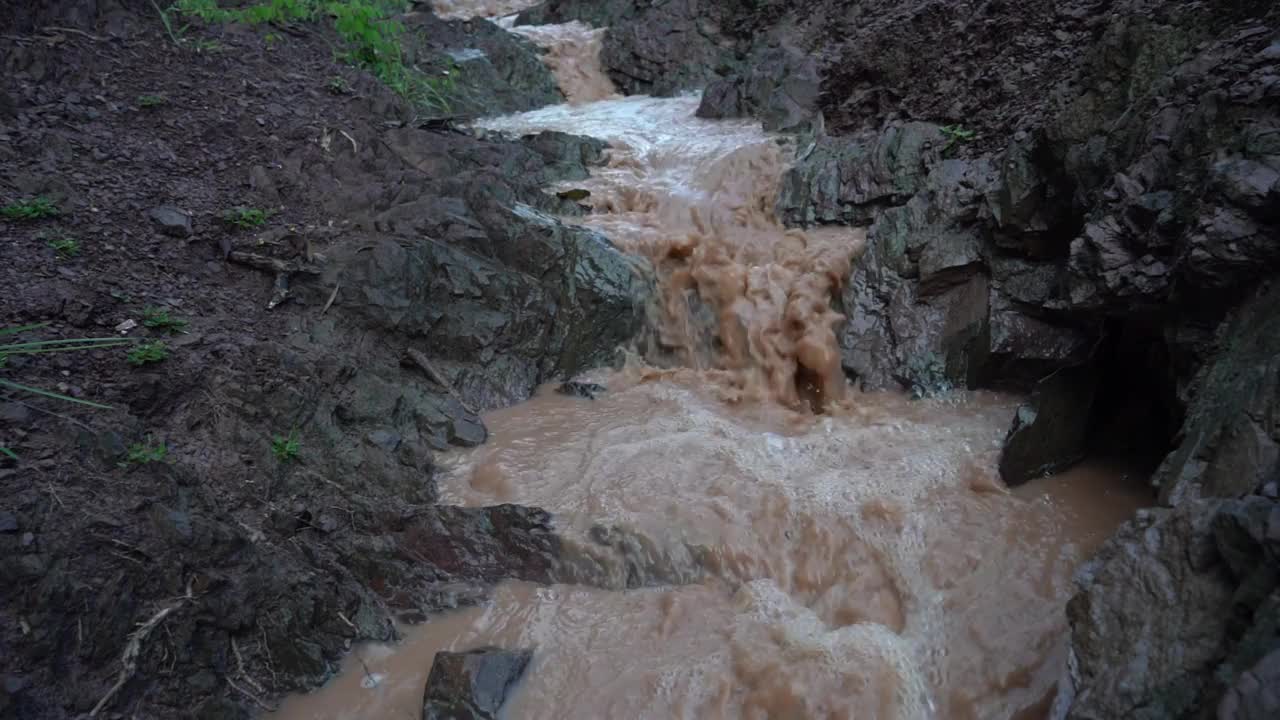 从山上流出的狂野的河流视频素材