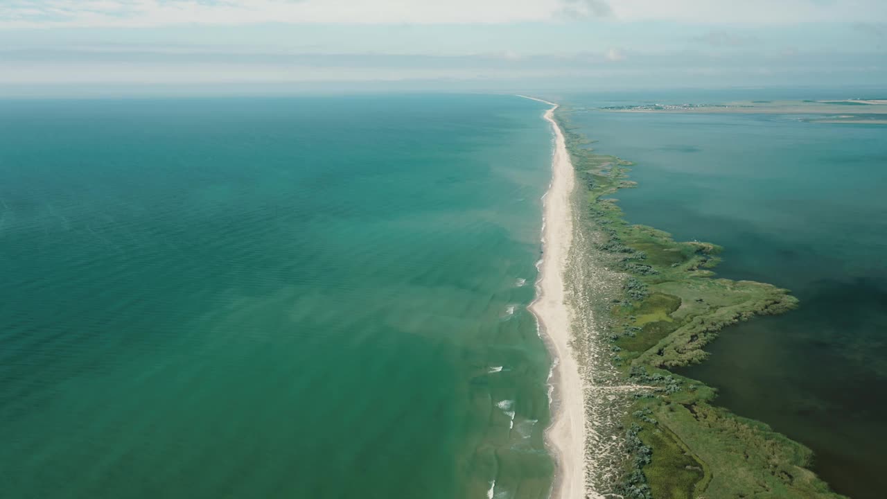 鸟瞰图的波浪在沙砾热带海滩。视频素材