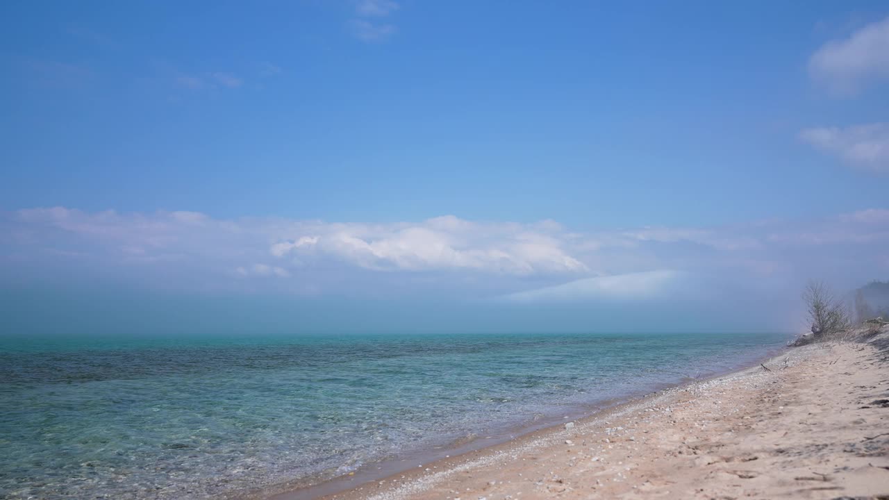 海滩和湖上雾堤的时间流逝视频素材