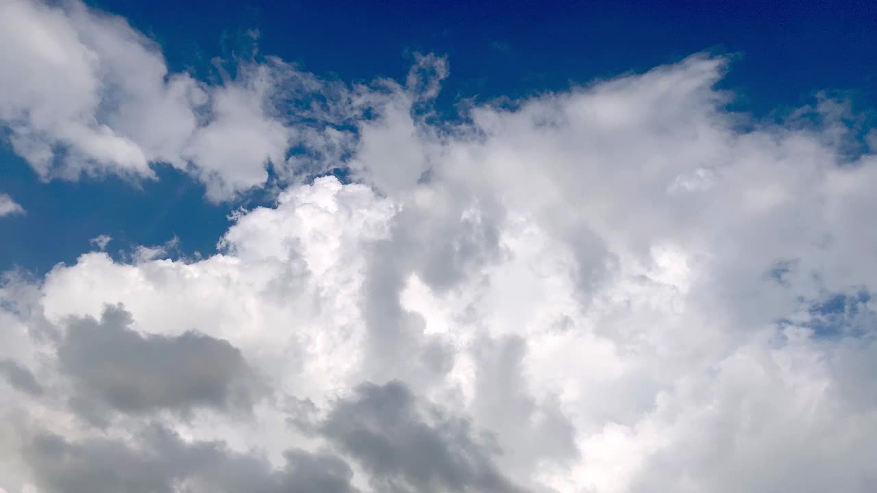 白色的巨型积雨云在一团团积云的背景上连续上升至天空，扩散消散。Cloudscape,日本视频素材