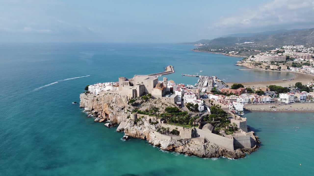 鸟瞰西班牙旅游小镇Peñiscola的海岸线，中世纪的古堡和城堡。视频素材