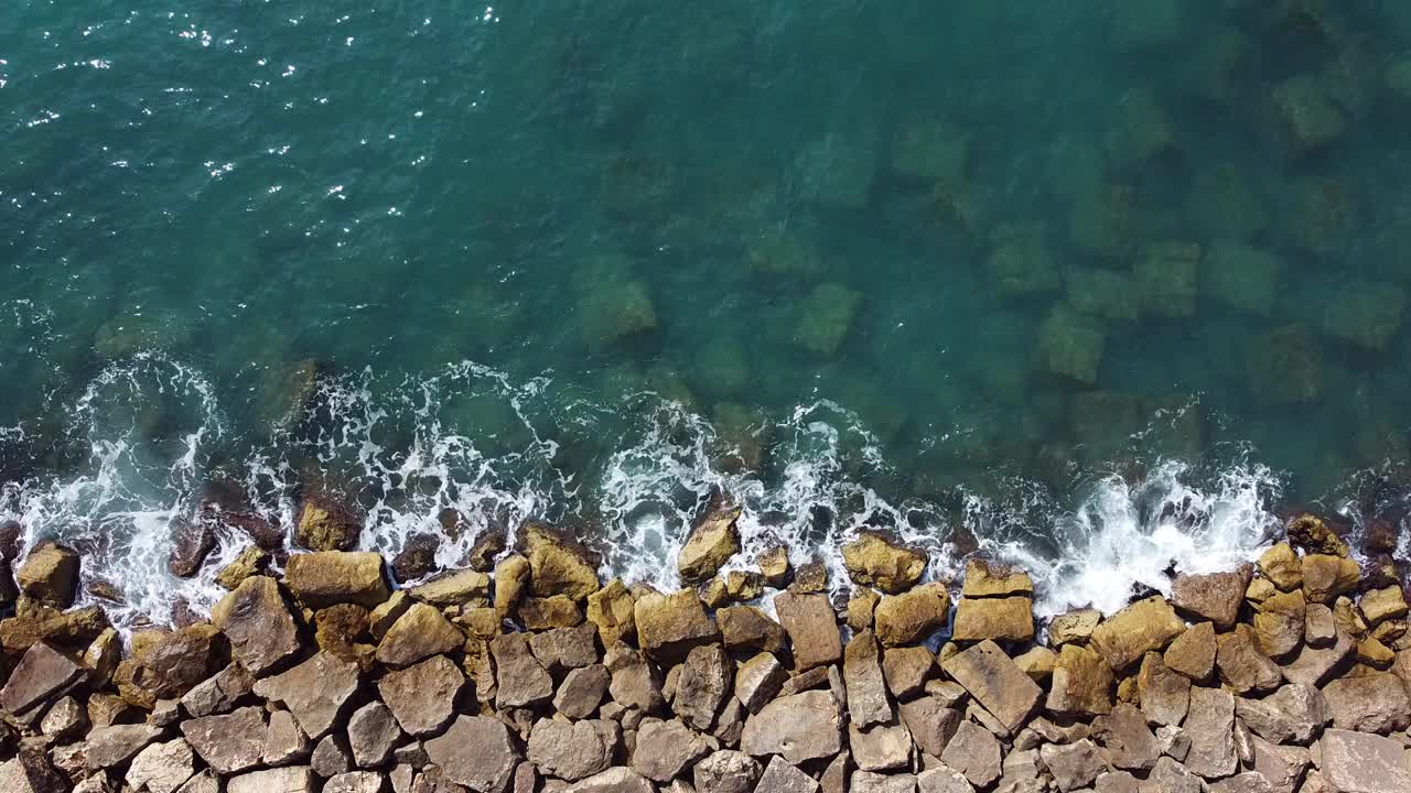 海浪拍打岩石的鸟瞰图。视频素材