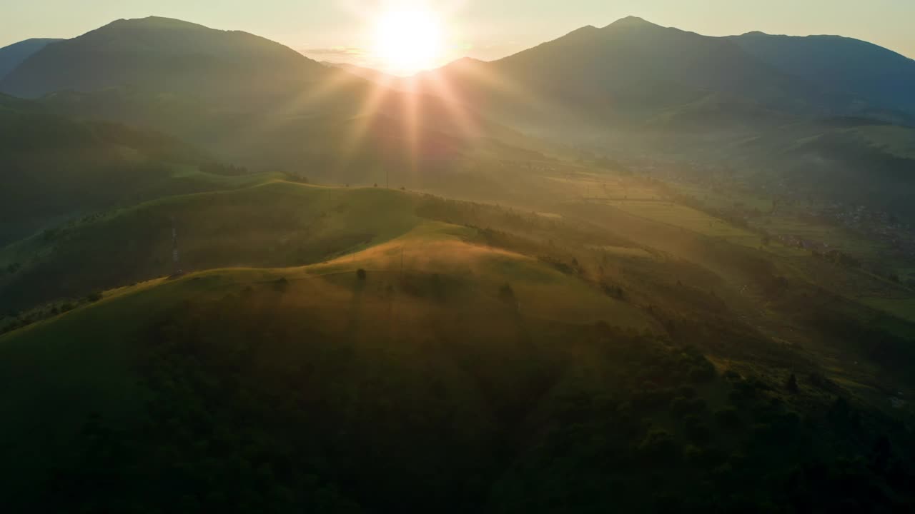 日出的村庄山山谷雾夏天的国家视频素材