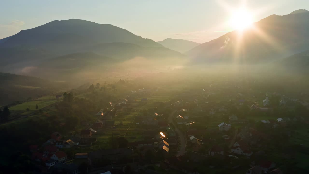 日出的村庄山山谷雾夏天的国家视频素材