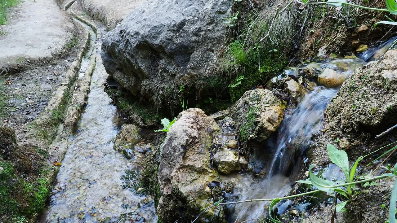 从山上的小溪流中收集水的旧灌溉渠。视频素材