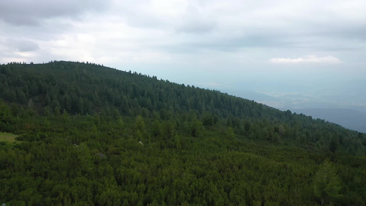 飞越波波沃湖，这是一个冰川湖，位于保加利亚皮林山脉的北部。视频素材