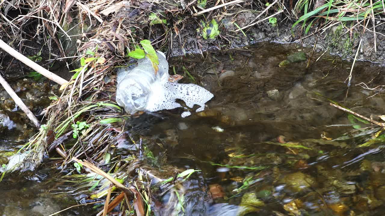 用过的塑料瓶漂浮在河里视频下载