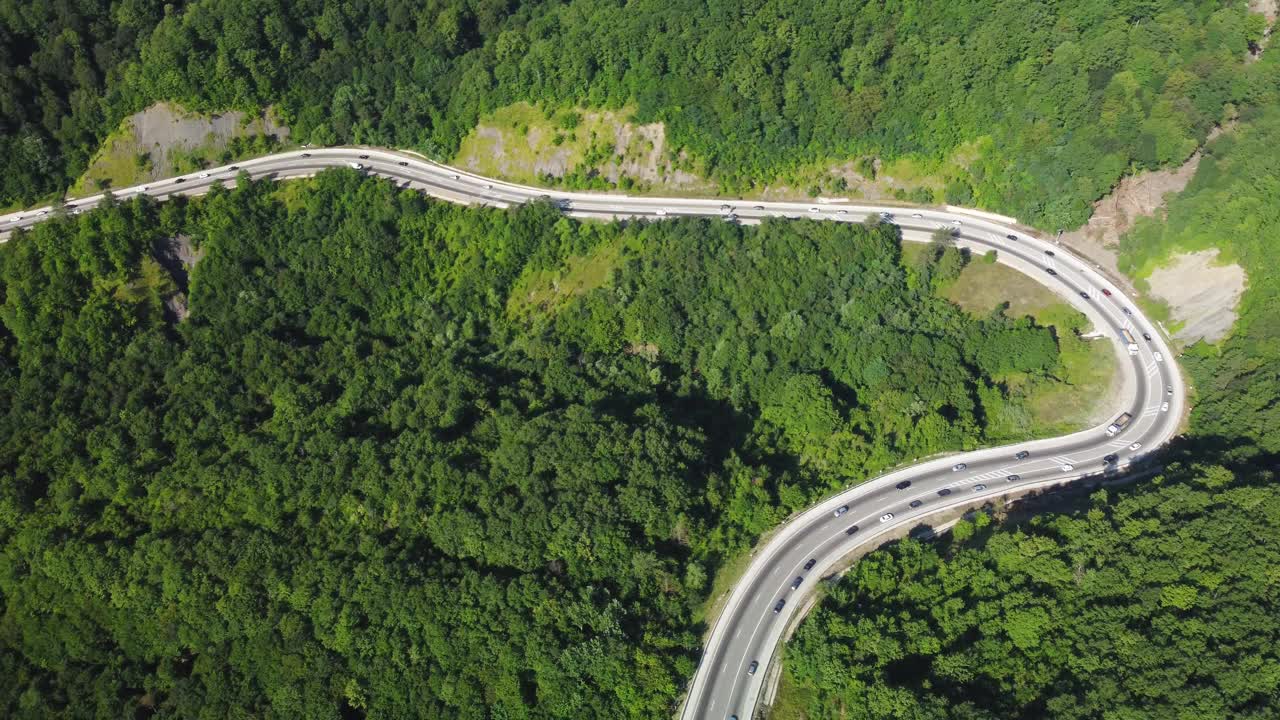 山里的公路。山蜿蜒的视频素材