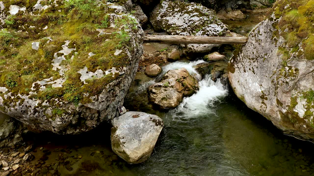 低而缓慢地飞越上游的河流。野生动物在保加利亚。山间河流的蓝色冰冷的水。视频素材