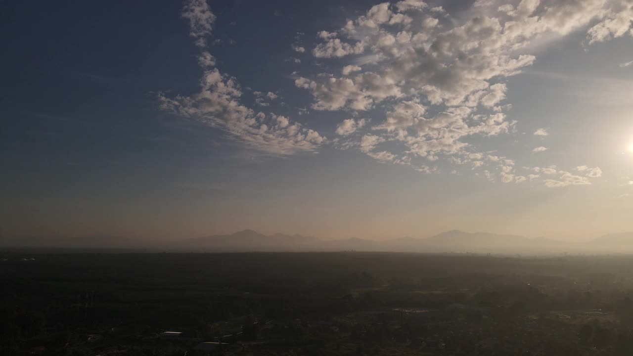 日出时天空的鸟瞰图。视频素材