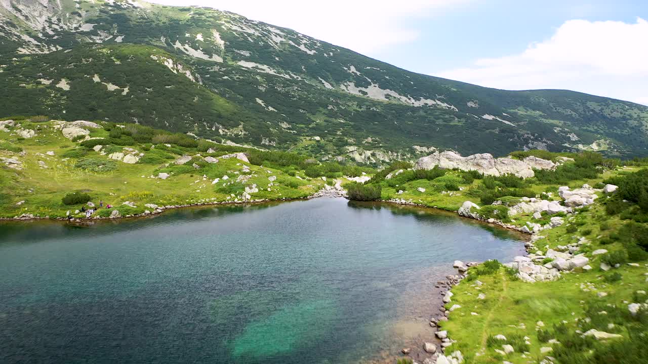 飞越波波沃湖，这是一个冰川湖，位于保加利亚皮林山脉的北部。视频素材