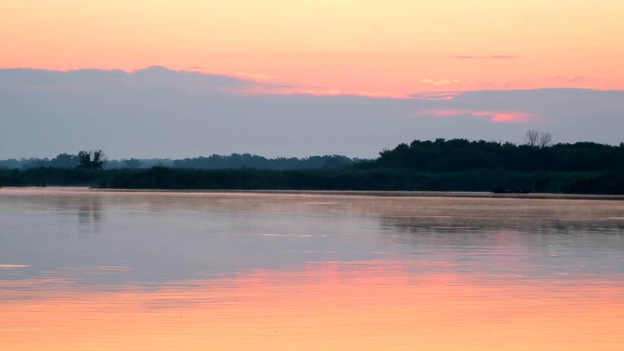 湖上的日出和美丽的早晨风景视频素材