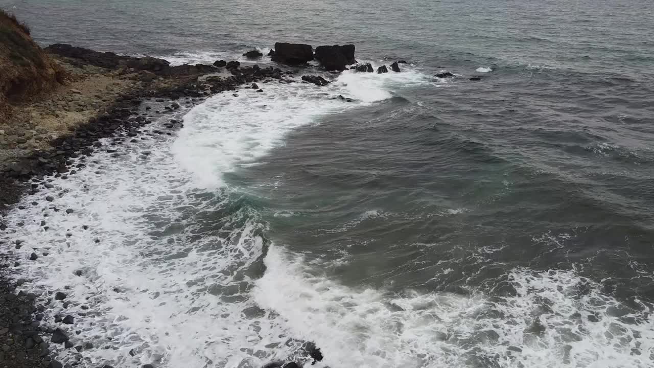 海面上的波浪和水面。视频下载