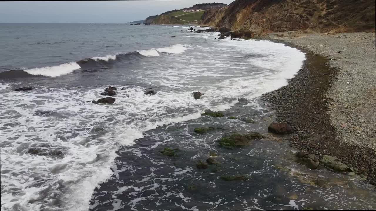 海面上的波浪和水面。视频下载