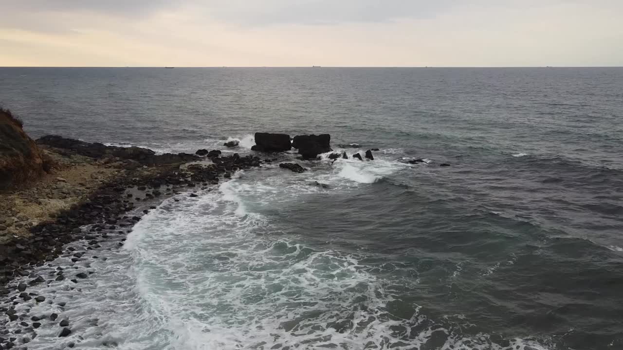 海面上的波浪和水面。视频素材