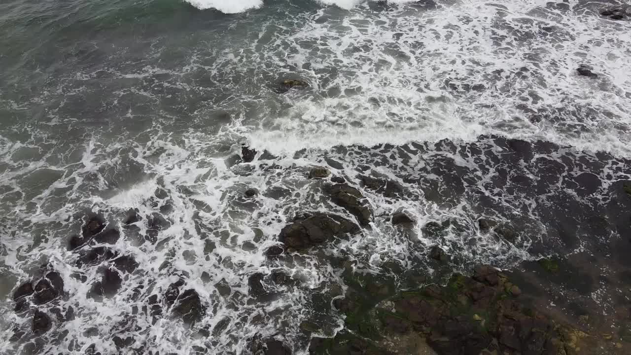 在海面上，海浪和海岸线以上的水面。视频下载